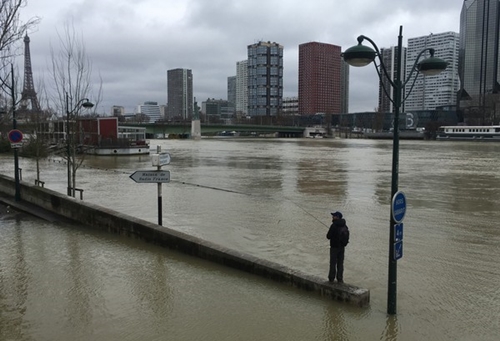 Nível elevado  do Rio Sena leva  à retirada de 1.500 pessoas em Paris