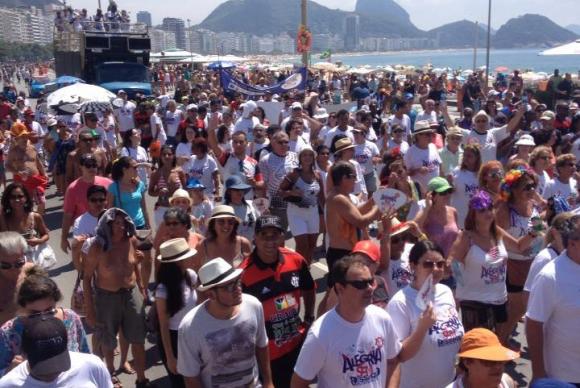 Bloco no Rio alerta foliões sobre abuso de álcool e drogas