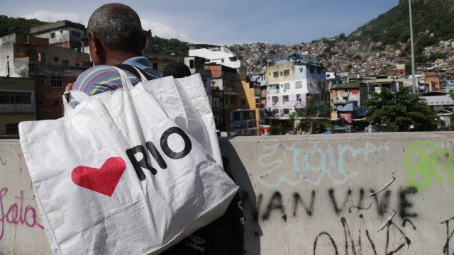 Moradores vivem rotina de violência na Rocinha