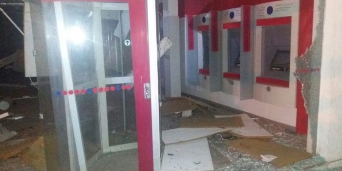 Bandidos explodem caixas eletrônicos em Nova Iguaçu