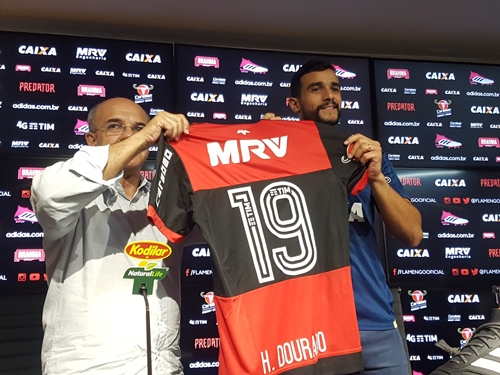 Flamengo oficializa a contratação de Henrique Dourado