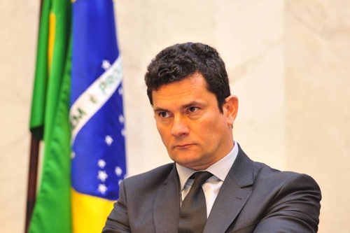 Moro condena ex-gerentes da Petrobras por desvio de dinheiro da estatal