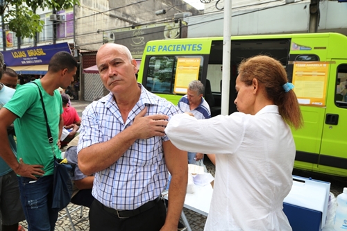 Vacinação itinerante imuniza 150 contra a febre amarela em Queimados