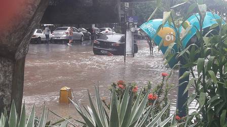 Ruas de Niterói ficam alagadas nesta sexta-feira em diversos pontos da cidade