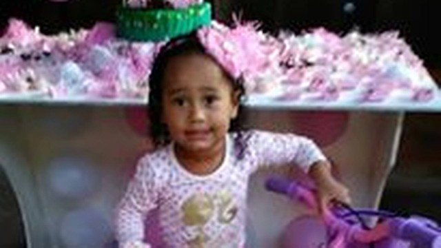 Criança de 3 anos morre e pai e mãe são baleados em tentativa de assalto