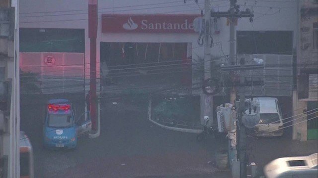 Bandidos explodem agência bancária na Baixada