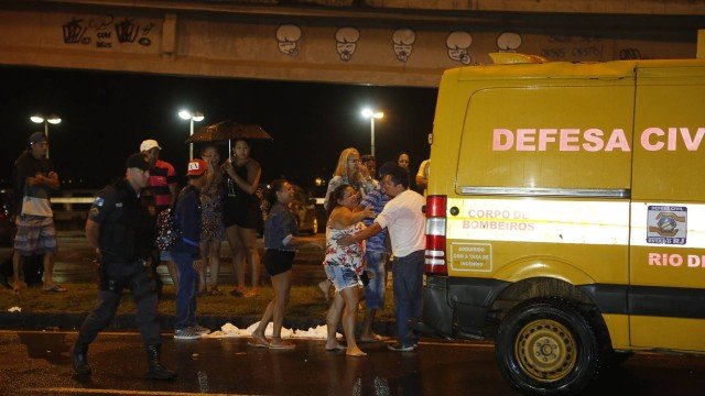Protesto de trabalhadores paralisa Avenida Brasil
