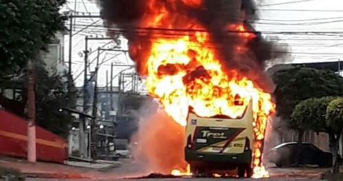 Ônibus é incendiado após morte em Saracuruna