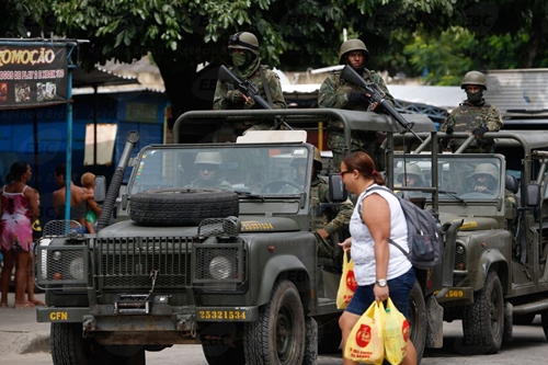 Forças Armadas fazem operação na Vila Kennedy, no Rio