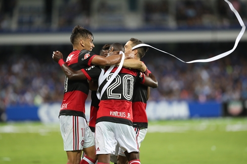 Flamengo volta ao Rio com Vinícius Jr. sob os holofotes