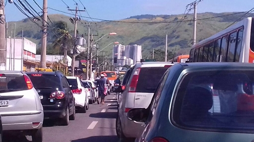Falta de agentes piora o caos no trânsito do centro de Nova Iguaçu
