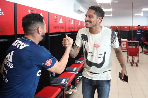 Guerrero volta ao Flamengo e ensaia retorno aos campos