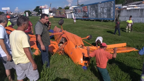 Avião cai em Nova Iguaçu