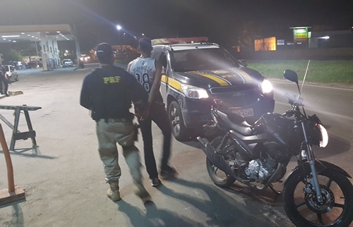PRF prende foragido da justiça e recupera moto roubada em Nova Iguaçu