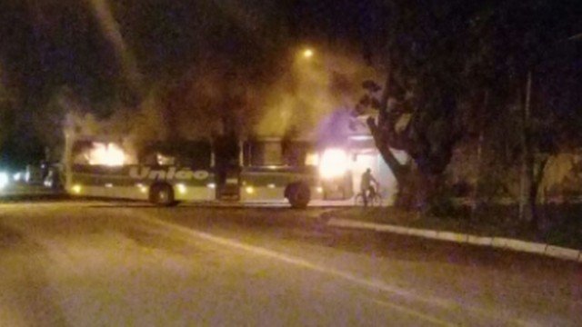 Três ônibus são incendiados em Caxias em represália à morte de dois suspeitos