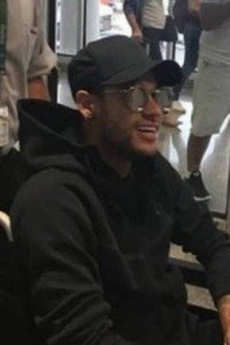 Neymar chega ao Brasil, de cadeira de rodas, para operar