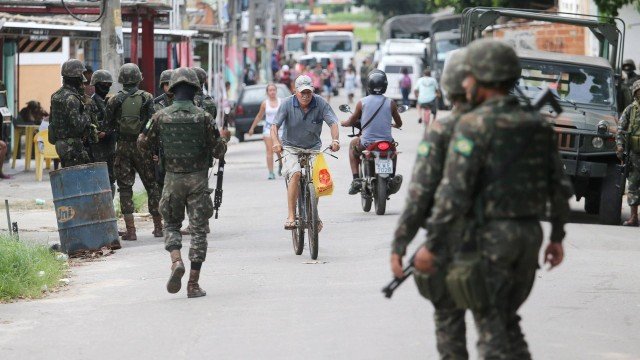 Assassinatos e roubos de cargas aumentam no primeiro mês de intervenção no Rio