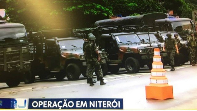 Forças de segurança fazem operação em comunidade de Niterói