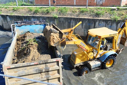 Prefeitura de Queimados  realiza limpezas  em rios e córregos