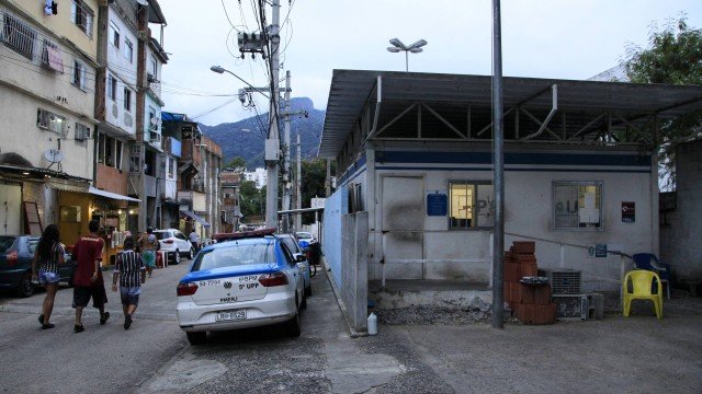 Policiais são atacados a tiros no Morro dos Macacos, no Rio