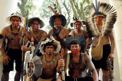Grande Rio celebra Dia do índio com presença de tribo indígena Fulni-ô