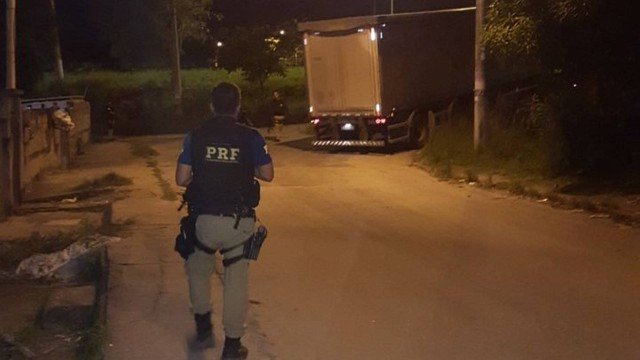 Policiais recuperam dois caminhões que transportavam cargas em São Gonçalo