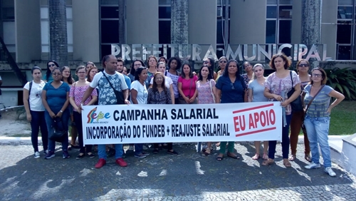 Professores fazem manifestação na Prefeitura de Nova Iguaçu