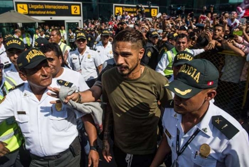 Guerrero é recebido por multidão  em Lima apesar de fora da Copa