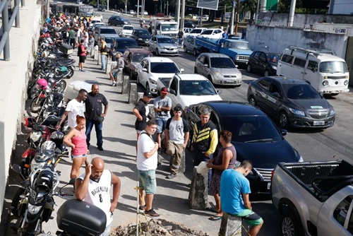 Motoristas ainda enfrentam  filas para abastecer no Rio