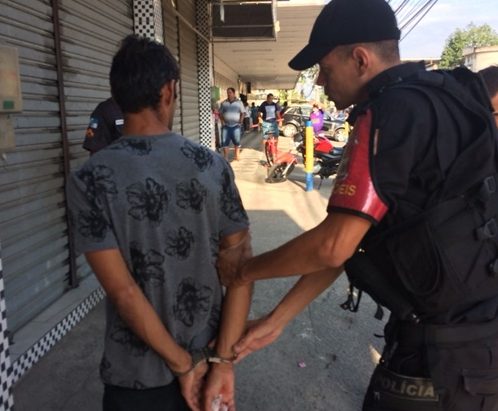 PMs prendem ladrão de bicicletas em Queimados
