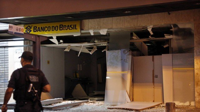 Criminosos explodem agência bancária em Vila Isabel e trocam tiros com a PM