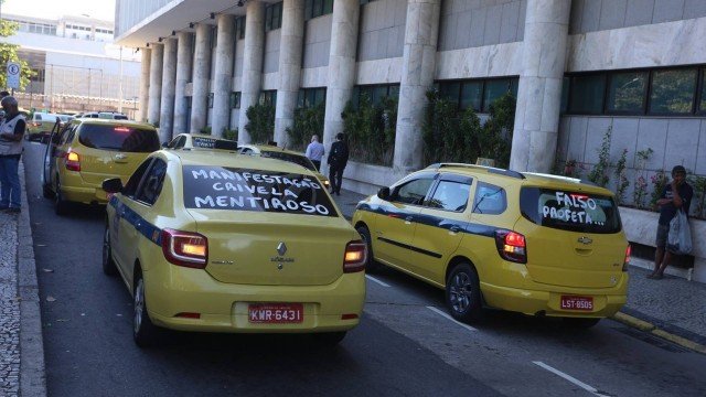 Protesto de taxistas complica o trânsito em vias importantes do Rio