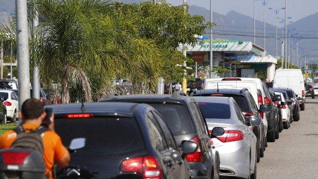 Sindicato afirma que 90% dos postos no Rio já estão sem combustíveis