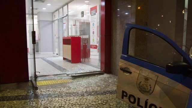 Criminosos atacam agências bancárias no Centro e no Cachambi