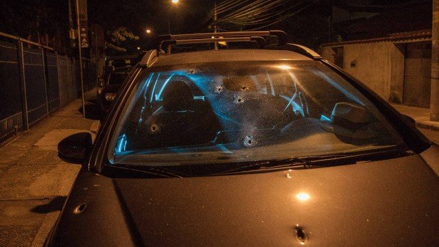 Delegado aposentado e filha são baleados por criminosos no Rio