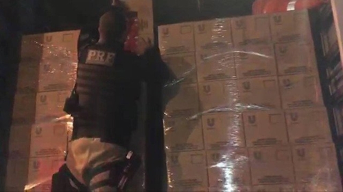 Polícia apreende 30 toneladas  de sabão em pó falsificado  em rodovia do Rio