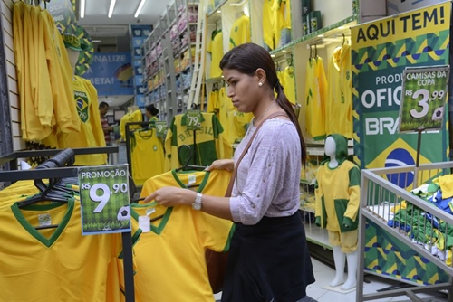 Copa começa a encantar os cariocas no comércio e nas ruas
