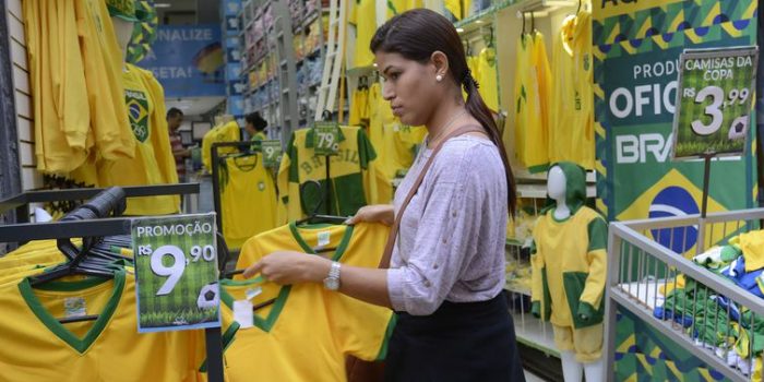 Copa começa a encantar os  cariocas no comércio e nas ruas   