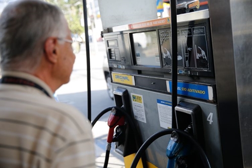 Preço médio da gasolina cai pela terceira semana no país