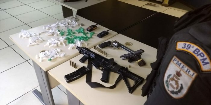 Operação da PM recupera fuzil, armas e drogas em Belford Roxo