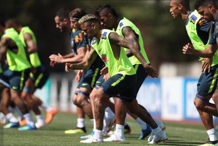 Neymar treina com bola antes de viagem do Brasil para São Petersburgo