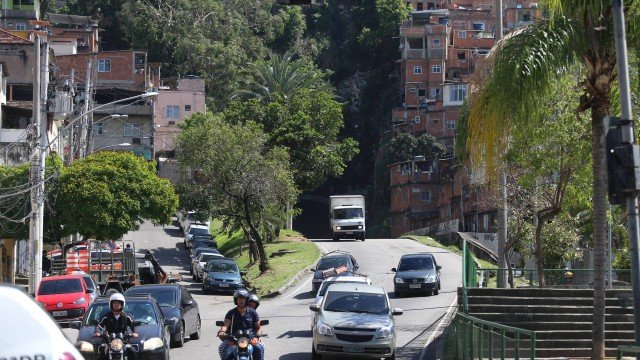 Irmãs ficam feridas por balas perdidas no Rio
