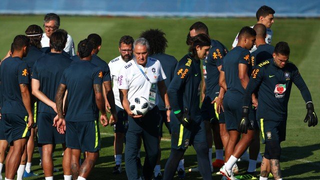 Tite tenta mostrar que não há crise na seleção antes de jogo decisivo