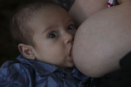 Pediatras brasileiros criticam os EUA contra a amamentação