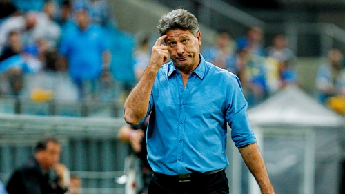 Renato vê melhora mas critica  gramado da Arena do Grêmio