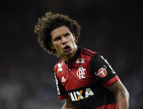 Flamengo negocia com Olympiacos   sobre a venda de Willian Arão