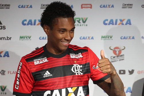 Vitinho deve entrar em campo amanhã