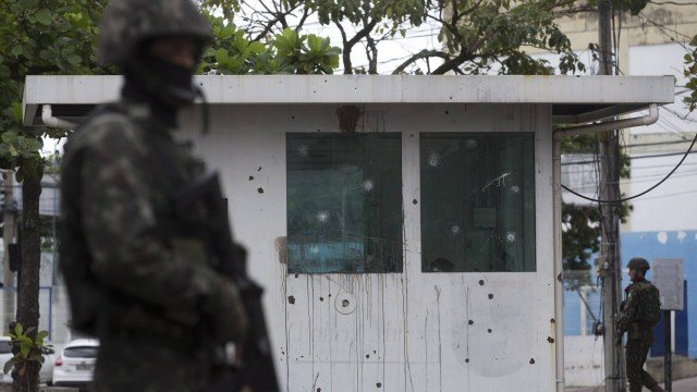Soldado do Exército leva tiro em confronto com traficantes da Cidade de Deus