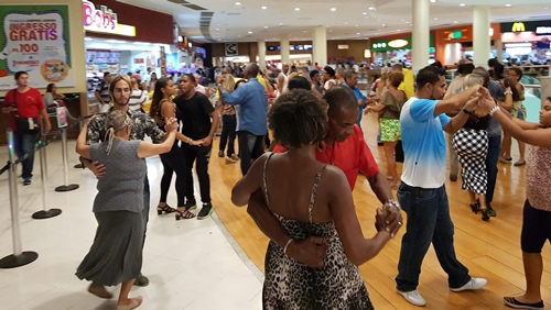 Baile Caxias Shopping é opção de lazer nesta sexta