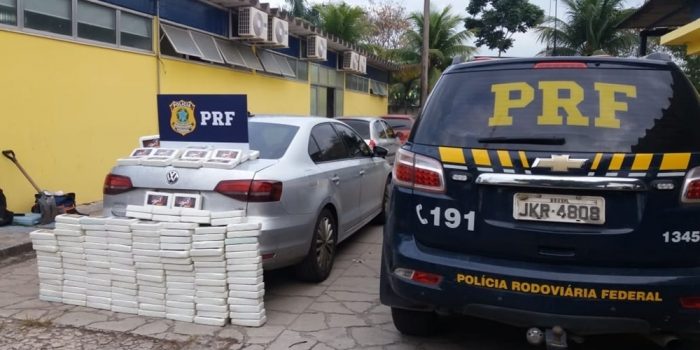 PRF acha 150 kg de cocaína  em fundo falso de carro